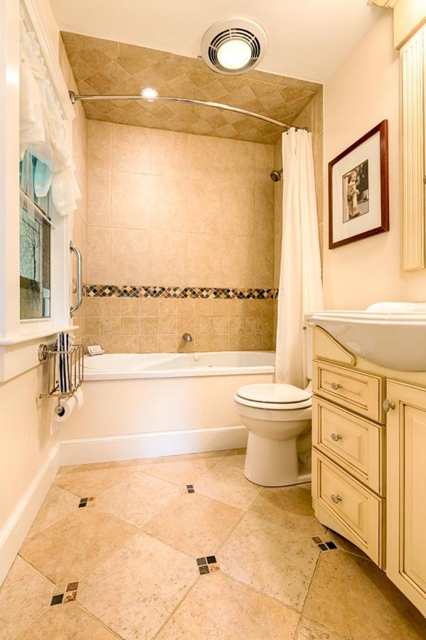 Howarth House Bed And Breakfast Fitchburg 外观 照片